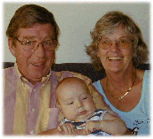[Kerstin och Peder med barnbarn Christian]